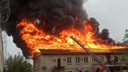 В Ярославле вспыхнуло здание с офисами и складами: кадры с места ЧП