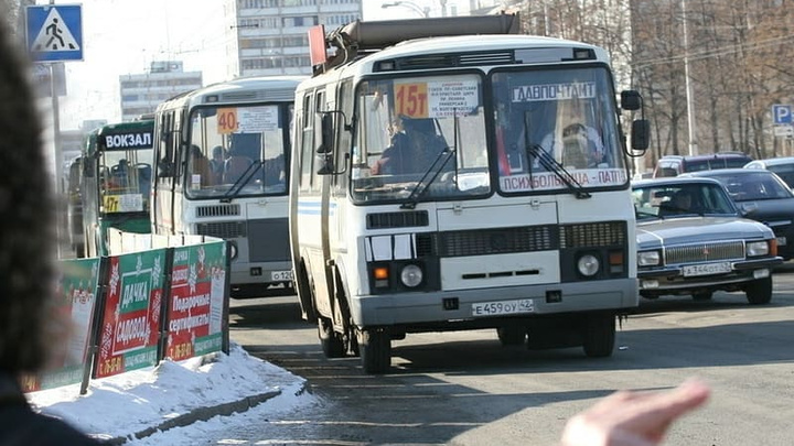 Водители маршруток в Кемерово просят оплачивать проезд им на карту. Замгубернатора объяснил, чем это грозит