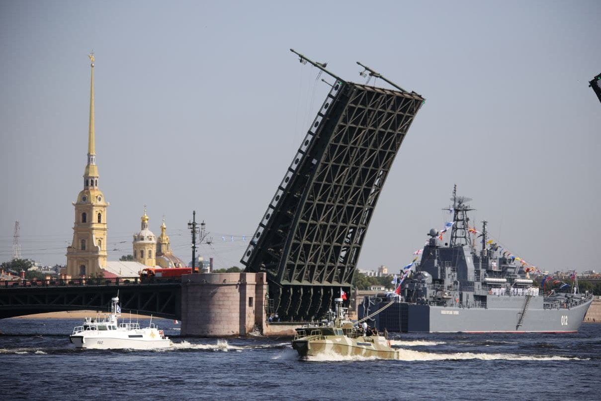 Что перекроют в Петербурге в выходные из-за Главного военно-морского парада