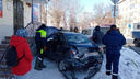 Авто выкинуло к дому: в Самарской области Lada протаранила Mercedes