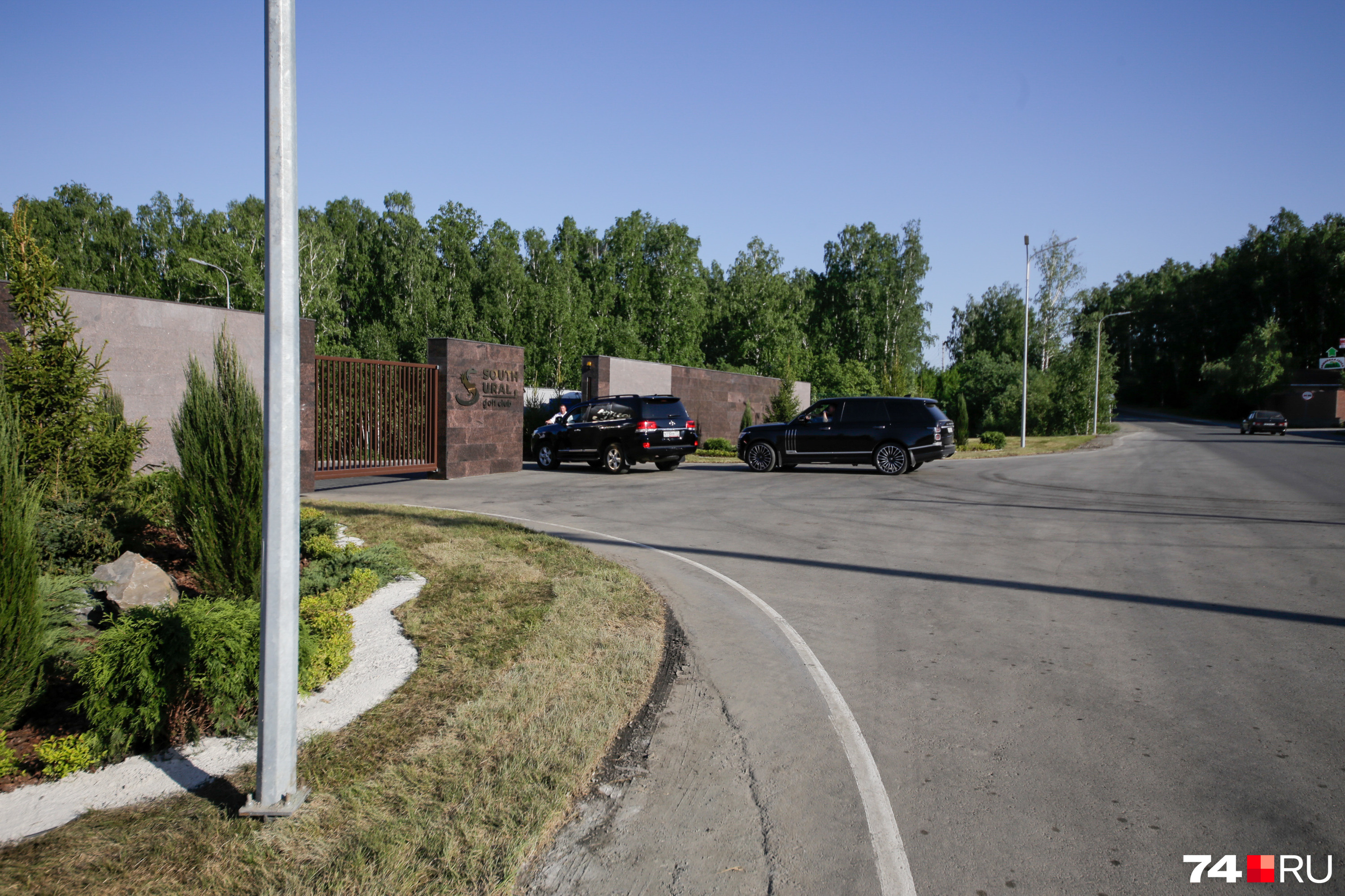 Часть бизнесменов приехала на своих авто Часть бизнесменов приехала на своих авто