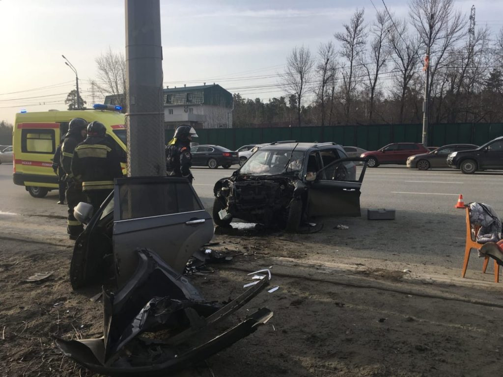 Машина врезалась в столб на улице Труда в Челябинске 12 апреля 2021 г. - 12  апреля 2021 - 74.ru