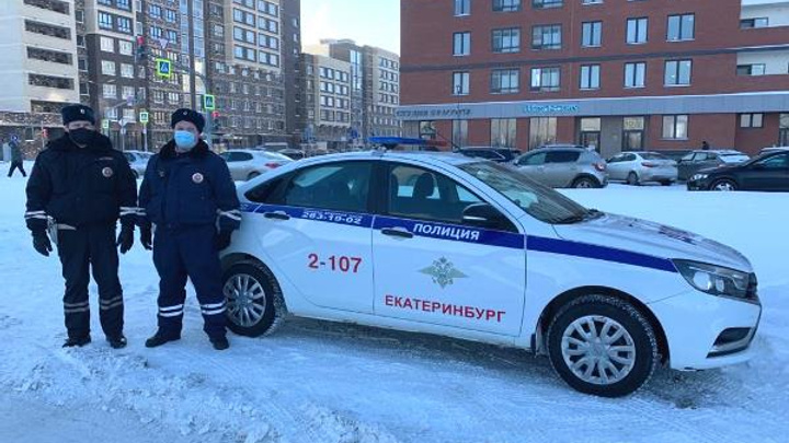 В Екатеринбурге сотрудники ГИБДД спасли от мороза плакавшую школьницу