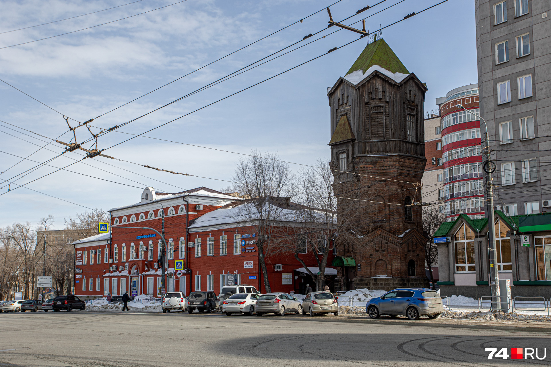 Смена эпох в одном фото: дореволюционная башня, советская баня и постсоветское жилье