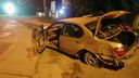 В Новосибирске Nissan Cefiro врезался в столб, а водитель и пассажир скрылись с места аварии