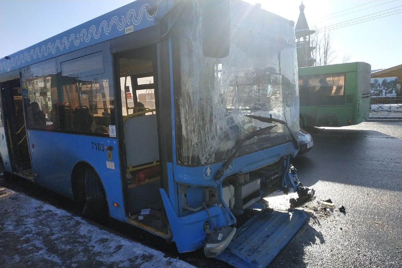 ЛиАЗ повредил лобовое стекло и переднюю часть 