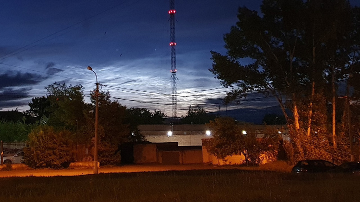 Серебристые облака заволокли ночью небо над Красноярском