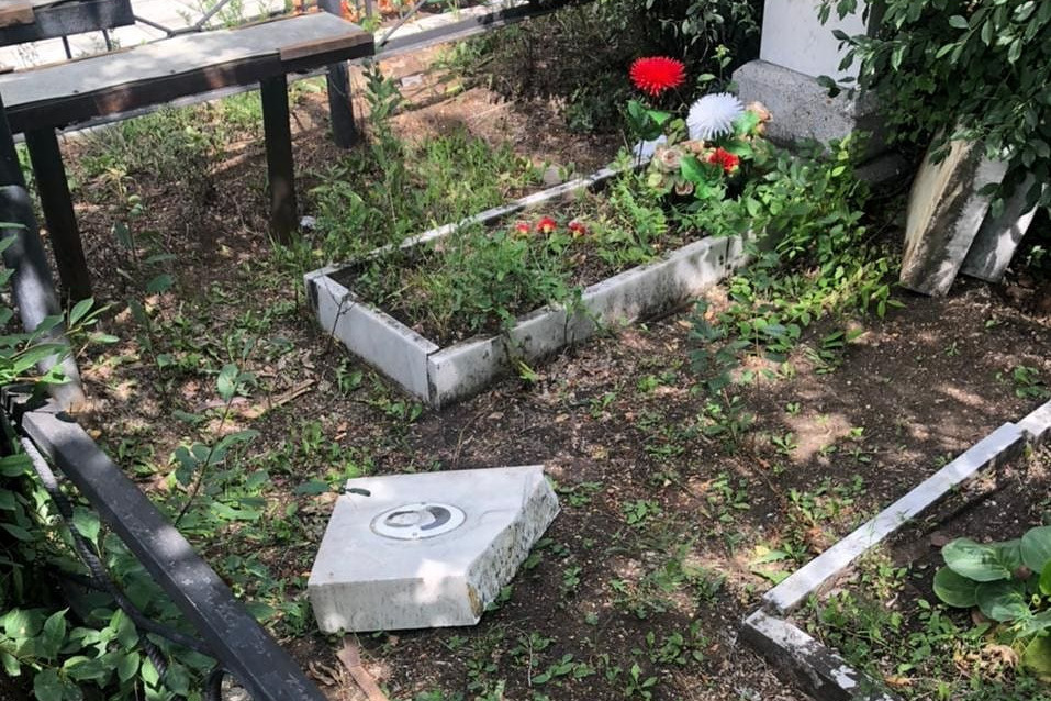 Как заявляли челябинцы в конце июля, было сломано около 50 надгробий