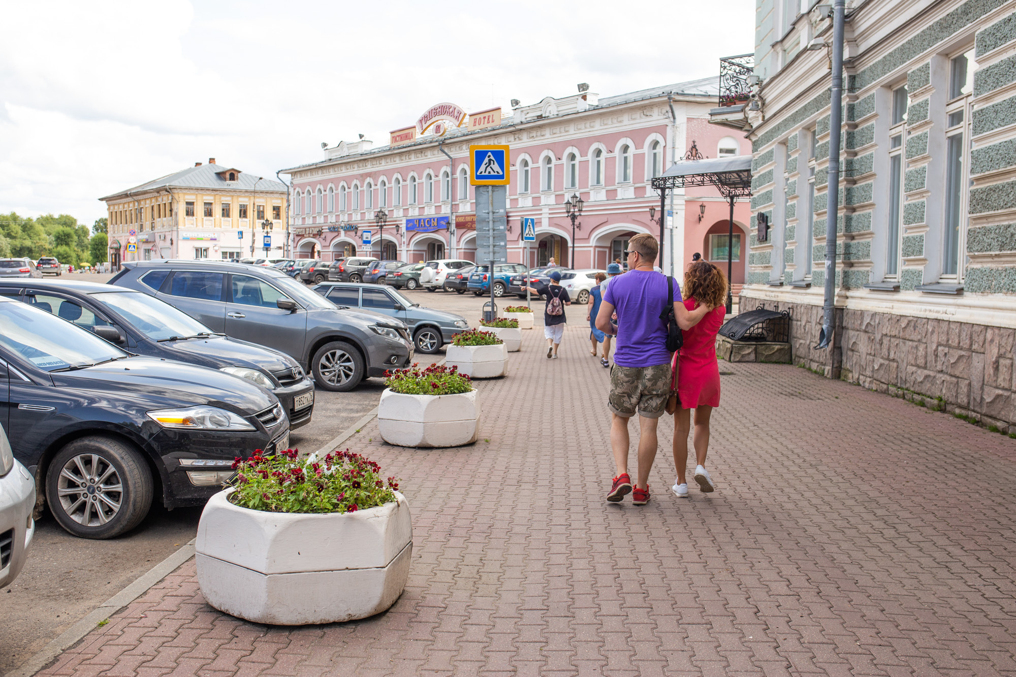 Город повезло. Туристы в Москве. Углич реконструкция центра. Москва сейчас. Золотая молодежь Москвы.