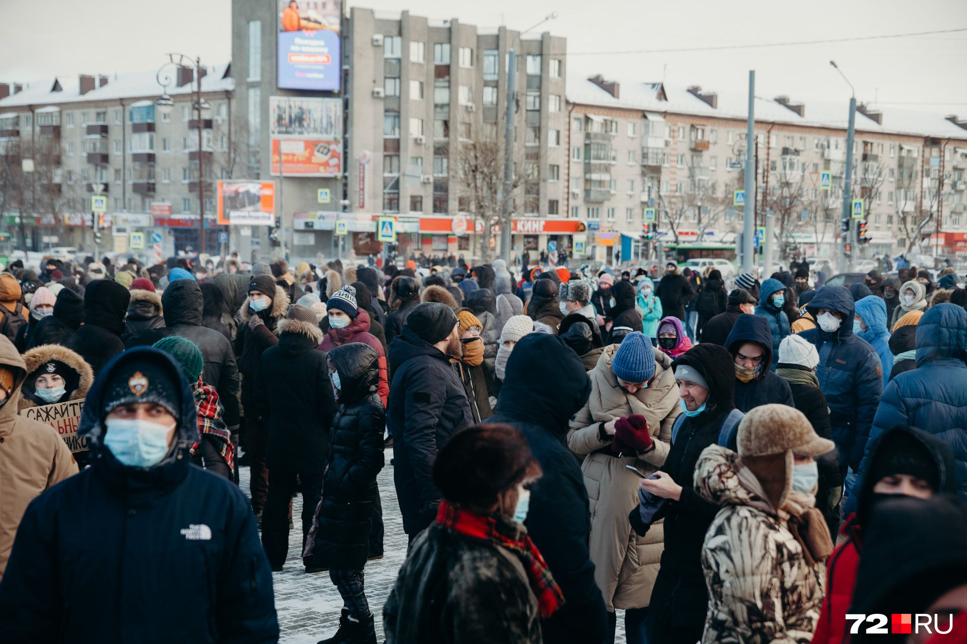Толпа собралась в центре города, у Технопарка, и двинулась в сторону областного правительства Толпа собралась в центре города, у Технопарка, и двинулась в сторону областного правительства