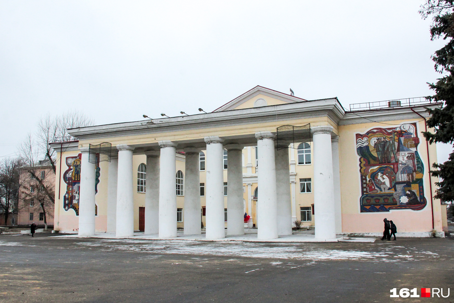Дворец культуры в Гуково — один из памятников более сытых времен города Дворец культуры в Гуково — один из памятников более сытых времен города