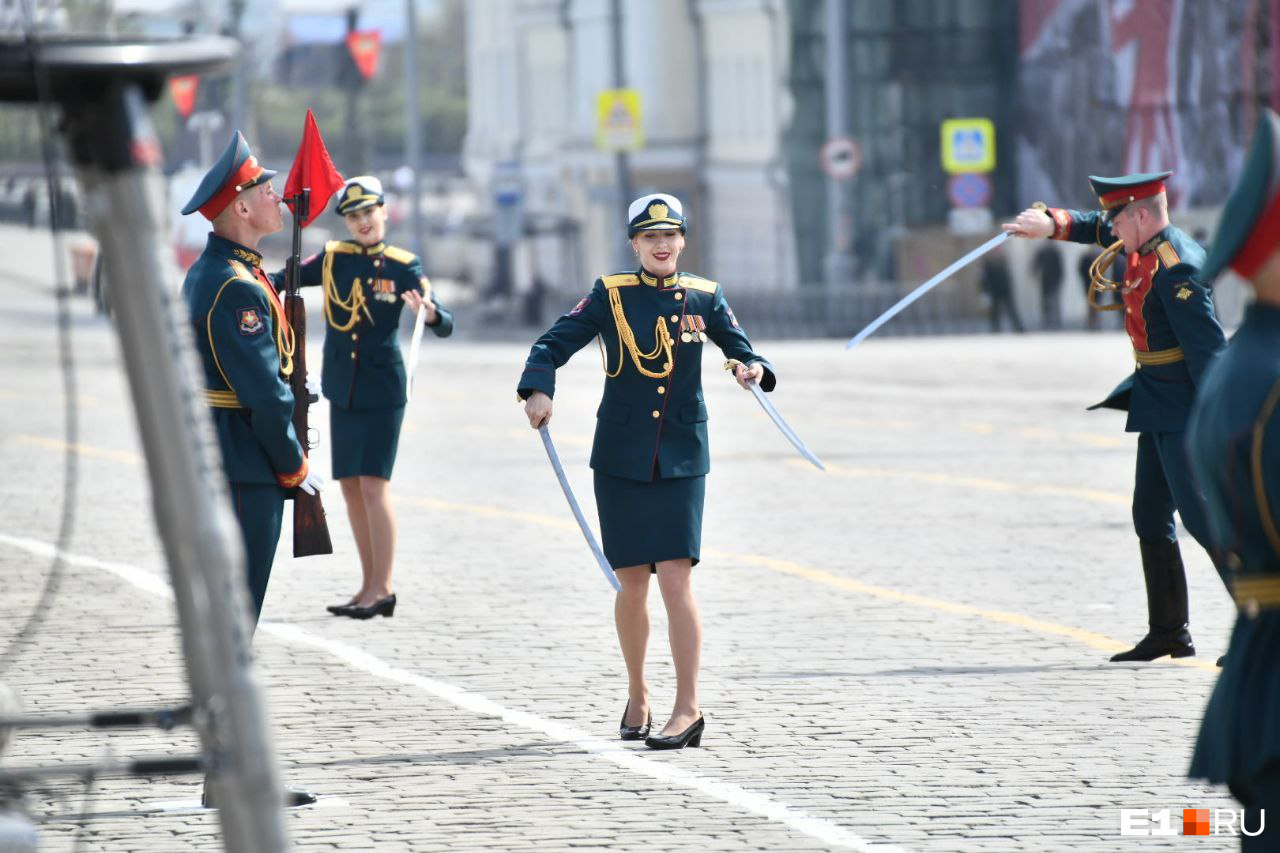 Фото девушек на параде 9 мая