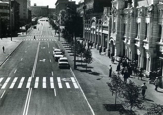 Пешеходов в 1960–80-е годы было больше, чем автолюбителей. И «зебру» видно издалека