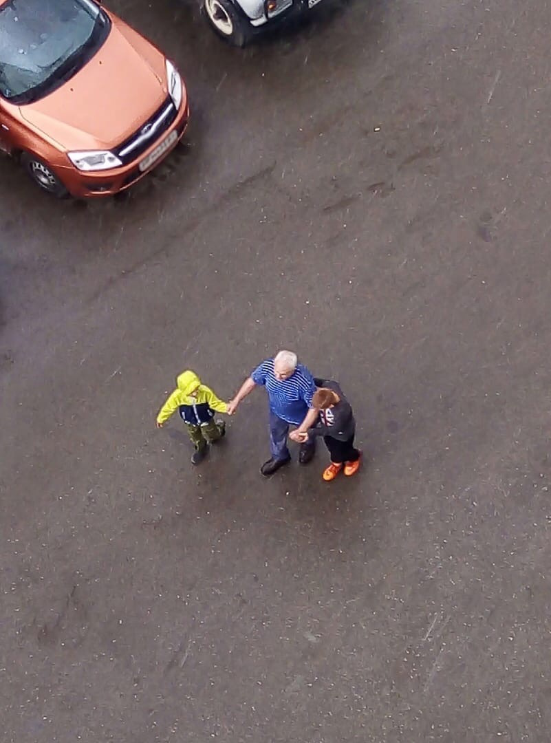 В Копейске мальчишки помогли добраться до дома слепому мужчине В Копейске мальчишки помогли добраться до дома слепому мужчине