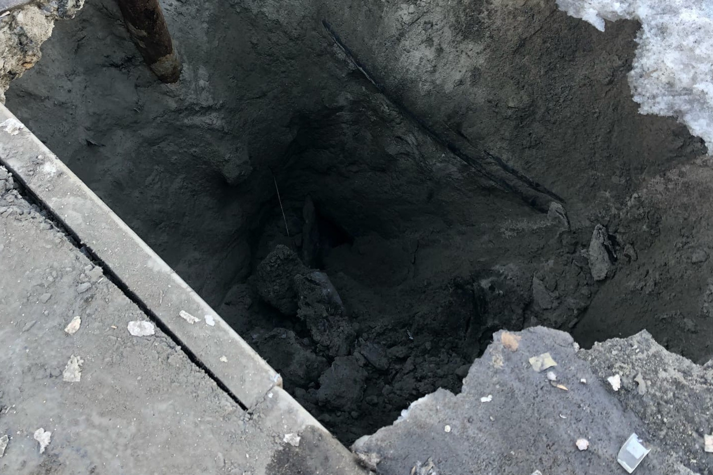В яму может провалиться и взрослый В яму может провалиться и взрослый