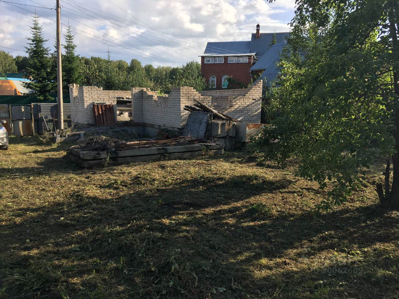 Здесь уже 6 соток и дом в начальной стадии строительства Здесь уже 6 соток и дом в начальной стадии строительства