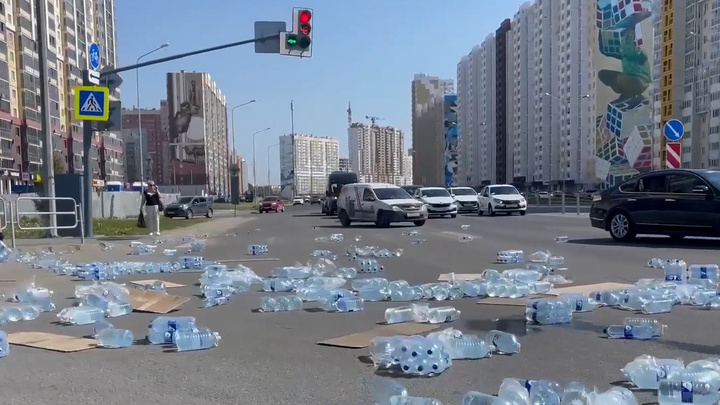 Оживленный перекресток в Челябинске перекрыло бутылями воды, выпавшими из грузовика