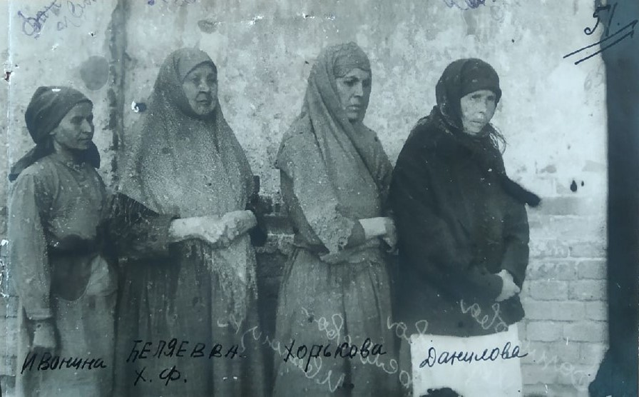 Вторая слева — последняя настоятельница Ново-Тихвинского женского монастыря Хиония Беляева (1919–1920). Ничего не известно о ее судьбе после 1930 года