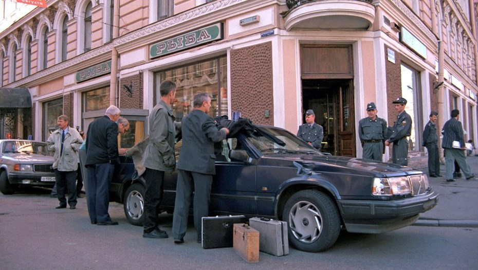 криминалисты осматривают автомобиль, в котором был застрелен Михаил Маневич