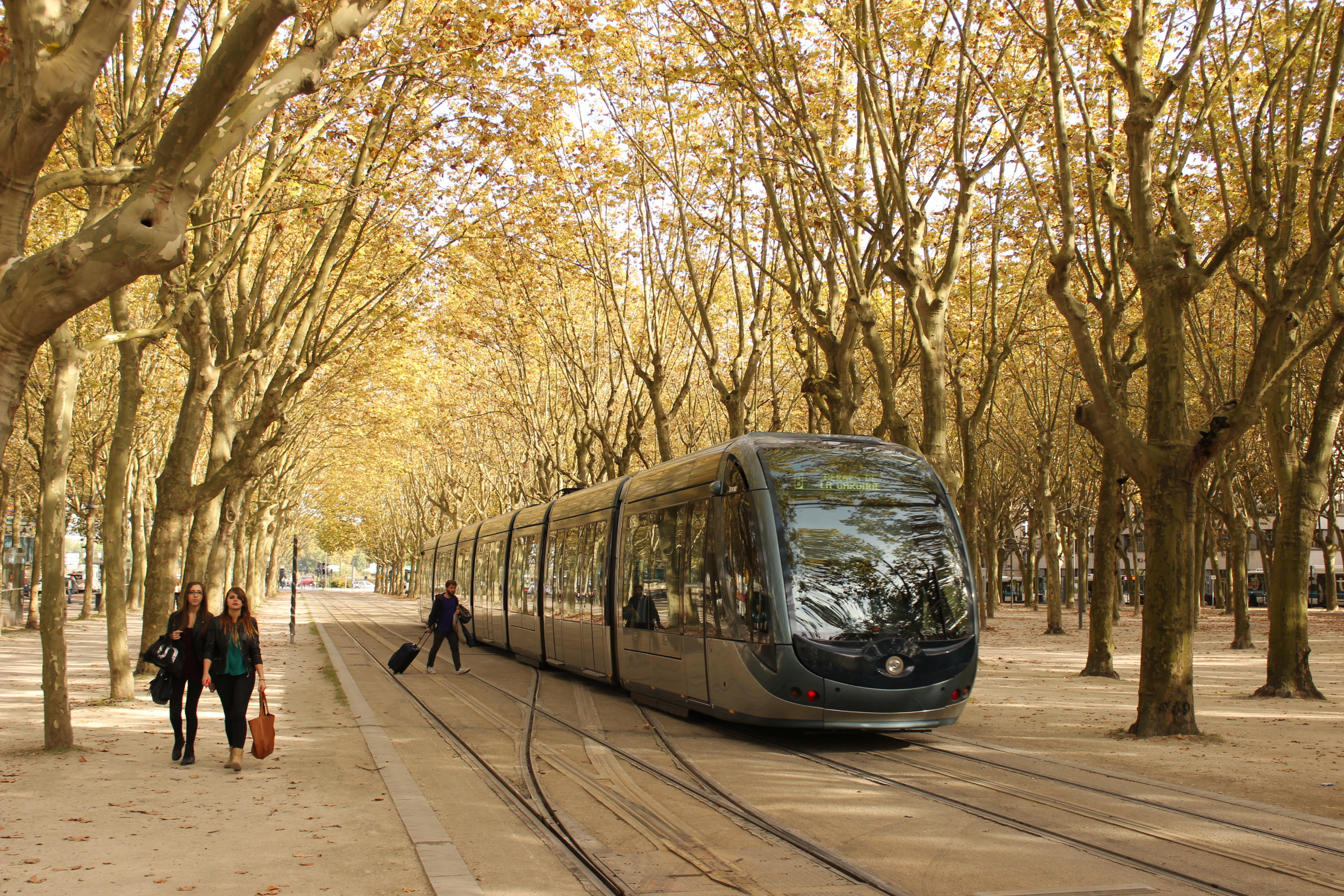 Трамвай во французском Бордо с успехом заменил метро