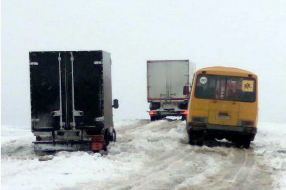 В Верхнеуральском районе сотрудникам МЧС пришлось вызволять из снежного затора школьные автобусы и другие машины