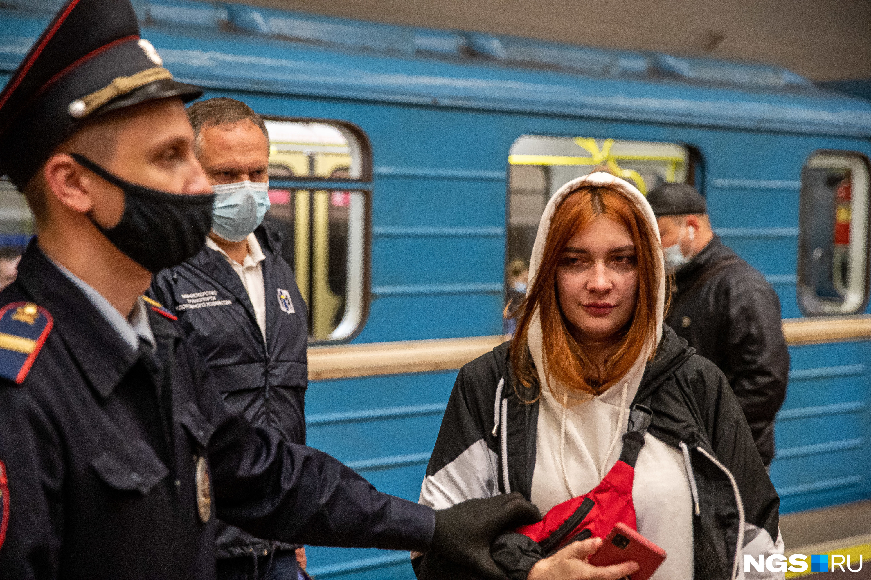 Опять новосибирск. Милая девушка в метро. Фестиваль аниме проверяет полиция из-за сообщения о домогательствах.