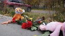 Новосибирцы несут игрушки и цветы к месту, где скорая задавила насмерть <nobr class="_">7-летнюю</nobr> девочку