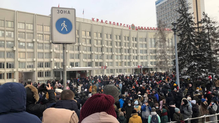 Митингующие дошли до здания мэрии Красноярска. Из него вышел ОМОН