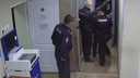 В аэропорту Толмачево дебошир набросился на сотрудников полиции