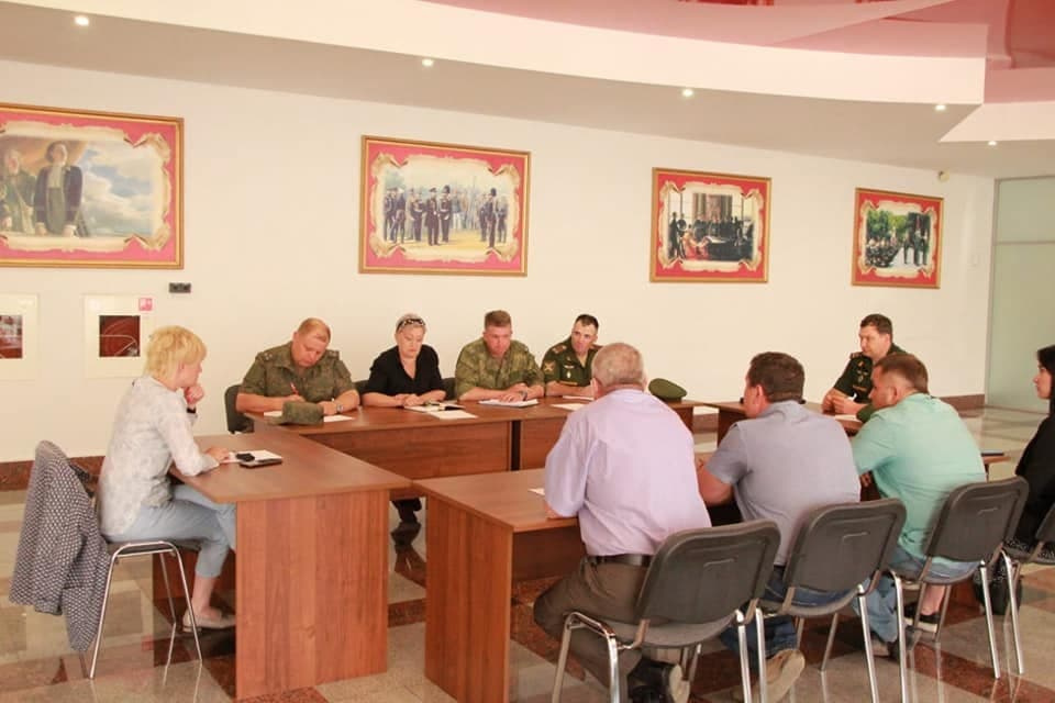 В ситуации разбираются в том числе военный прокурор и командование части В ситуации разбираются в том числе военный прокурор и командование части