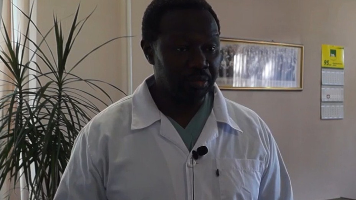 «Надеюсь, жене тоже понравится»: врач из Африки возглавил хирургию в южноуральской больнице