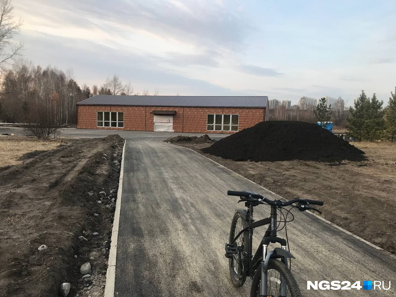 Начинается велодорожка у нового спортивного павильона — он тоже в стадии строительства