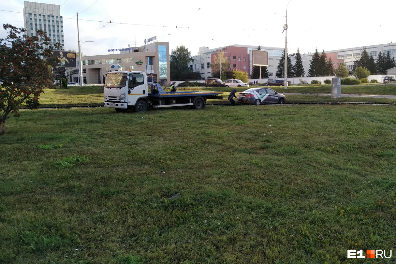 Легковушку убрали с помощью эвакуатора Легковушку убрали с помощью эвакуатора