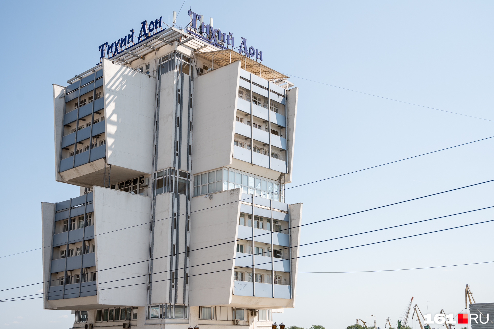 Здание речного вокзала в начале лета <a href="https://161.ru/text/gorod/2021/06/09/69961181/" class="_ io-leave-page" target="_blank">стало объектом культурного наследия</a>. Это спасет его от сноса и перестраивания Здание речного вокзала в начале лета <a href="https://161.ru/text/gorod/2021/06/09/69961181/" class="_ io-leave-page" target="_blank">стало объектом культурного наследия</a>. Это спасет его от сноса и перестраивания