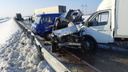 «Субару» пошел на обгон четырех машин на новосибирской трассе и влетел в КАМАЗ: один человек погиб