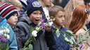 28 первых классов, учителя-двойняшки, жующие букеты дети: как Челябинск отметил 1 Сентября