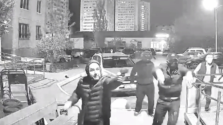Засветили свои лица: появилось новое видео разборок на Доме Обороны, где толпа стреляла в мужчину