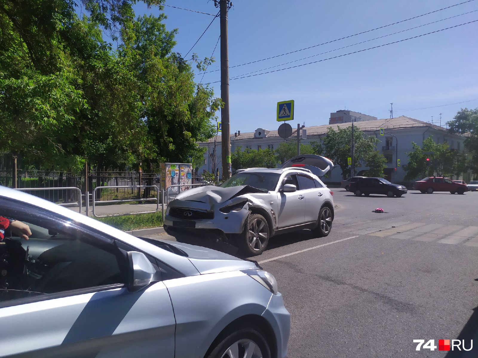 Infiniti осталась на проезжей части, у нее значительно повреждены передний бампер и капот Infiniti осталась на проезжей части, у нее значительно повреждены передний бампер и капот
