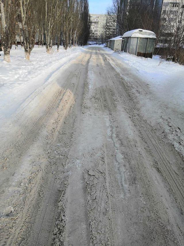 По словам местной жительницы, Тополиная аллея на Жуковского зимой не видит технику по уборке снега, а летом — газонокосилок. Кроме того, зимой эта дорога, как и сотни других, превращается из двухполосной в однополосную