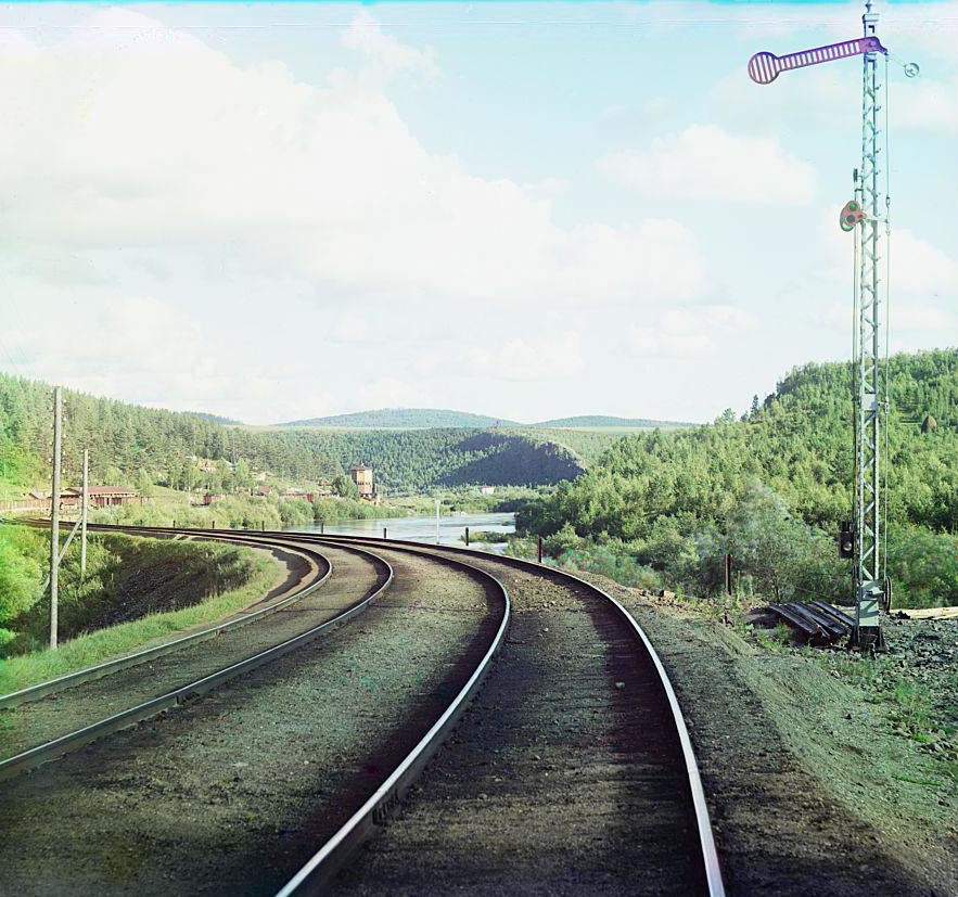 Этот снимок фотограф Сергей Прокудин-Горский сделал в 1910 году. На нем железнодорожный путь у Усть-Катава, а слева от него — столбовая линия