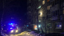 В Октябрьском районе загорелась квартира — очевидцы сообщают о пострадавшей