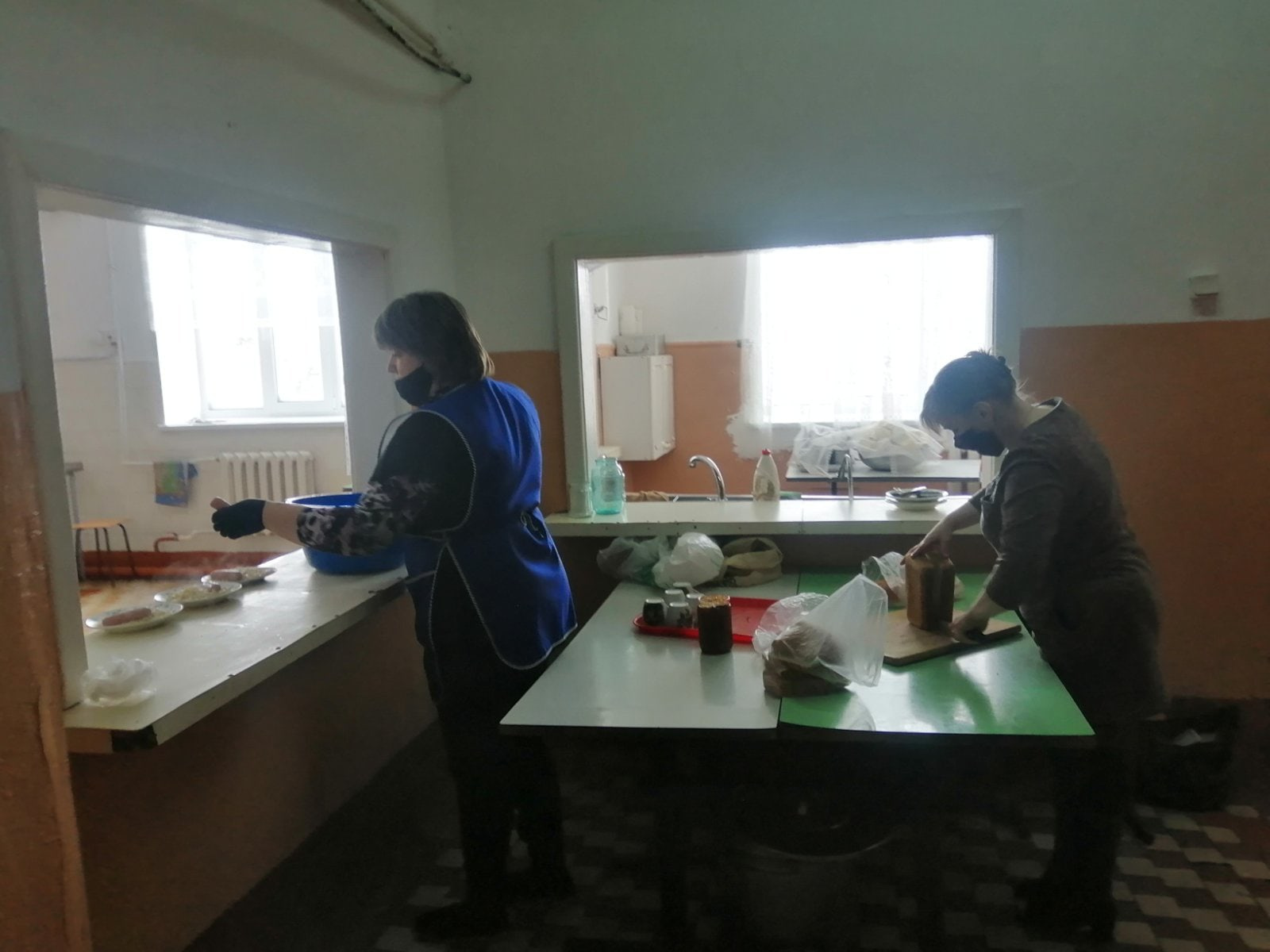 Педагоги и сотрудники Домов культуры кормили попавших в беду людей горячим и отпаивали чаем Педагоги и сотрудники Домов культуры кормили попавших в беду людей горячим и отпаивали чаем