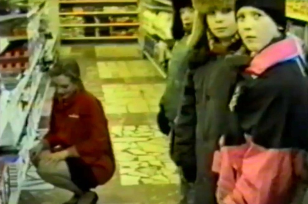 Юные посетители в супермаркете SuperValu (кадр из видео в YouTube)