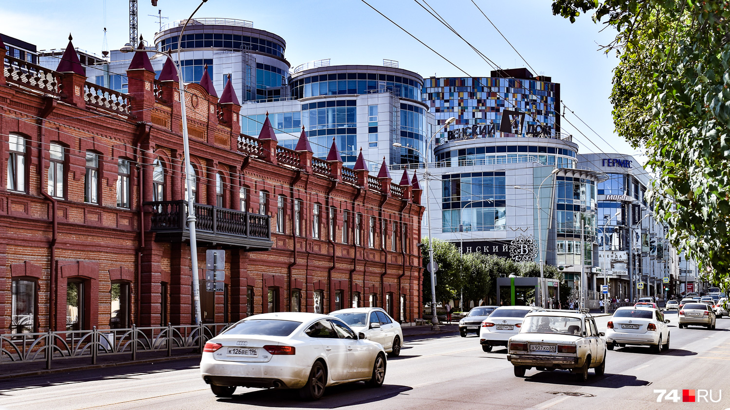 В Екатеринбурге намешано несколько архитектурных стилей, включая конструктивизм, классику и модерн. Очень часто на одном плане видишь слоистую структуру его истории