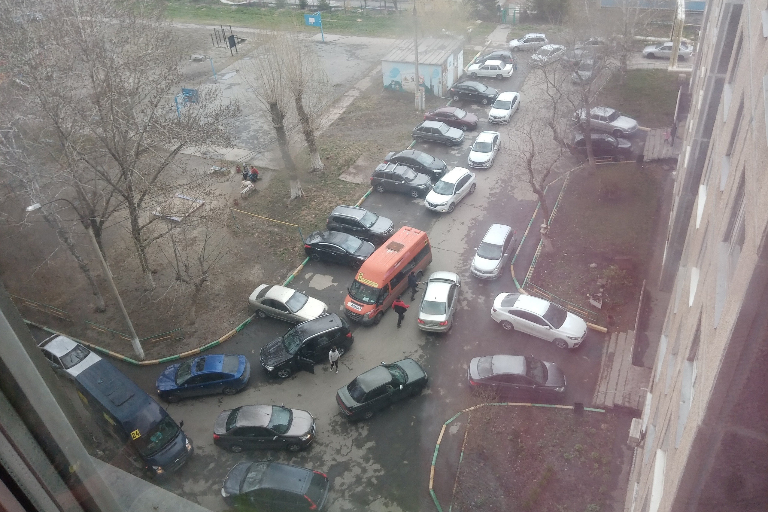 Транспорт едет в два ряда Транспорт едет в два ряда
