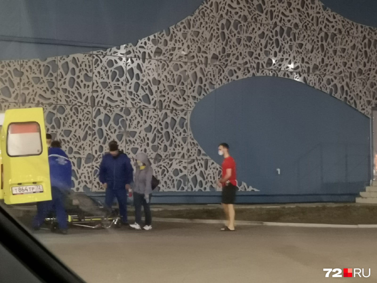 Человека на выходе сопровождал мужчина в тапочках — скорее всего работник аквапарка Человека на выходе сопровождал мужчина в тапочках — скорее всего работник аквапарка