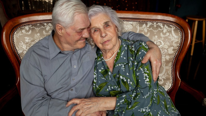 Любви все возрасты покорны? Нежная свадебная фотосессия 91-летней тюменки и ее 70-летнего супруга