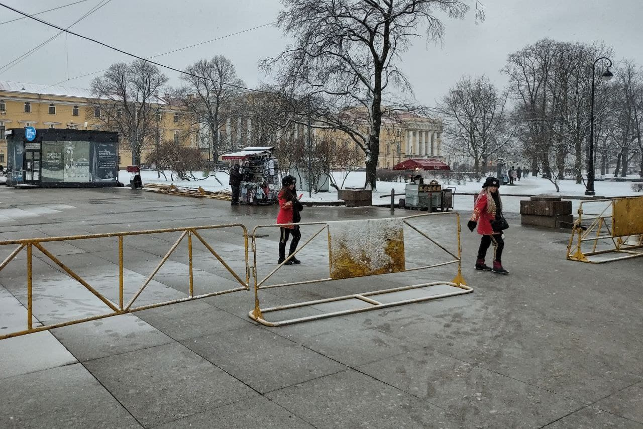 Петербург в ожидании выходных: на Дворцовой подготовка полиции совпала с  тренировкой военных - 29 января 2021 - ФОНТАНКА.ру