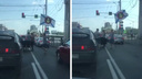 Новосибирцы в тельняшках и с Андреевским флагом устроили танцы на дороге в центре <nobr class="_">города —</nobr> пляски попали на видео
