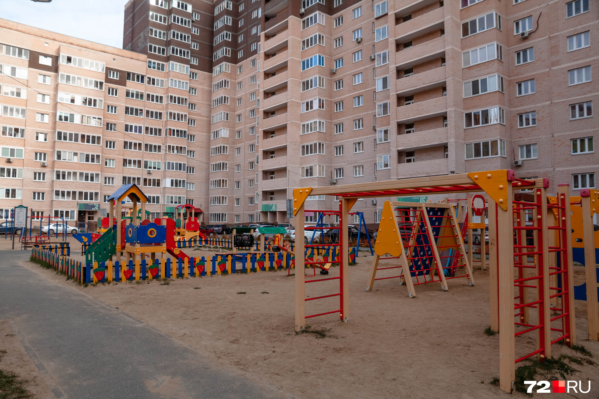 В отличие от «Звездного» в этих дворах заметно меньше детей. На игровой площадке мы не застали ни одну семью В отличие от «Звездного» в этих дворах заметно меньше детей. На игровой площадке мы не застали ни одну семью